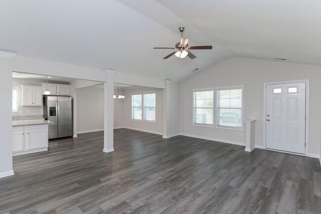 Photo - Beautiful Home for Rent in Elgin's Walnut Creek Community!