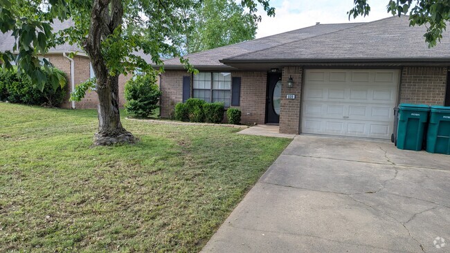 Building Photo - 809 E Eastview Dr Unit 809 Rental