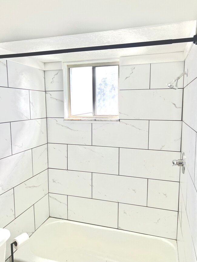 baño completo recientemente renovado - 1965 Vaughn St