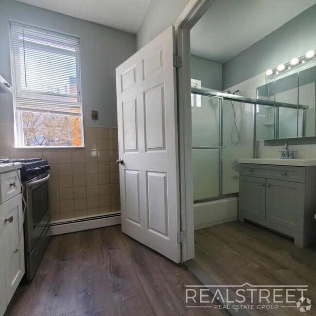 Building Photo - Large 2BR Railroad Apartment with EIK and ... Unit 2