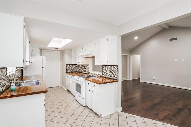 Photo - 13914 Duncannon Dr