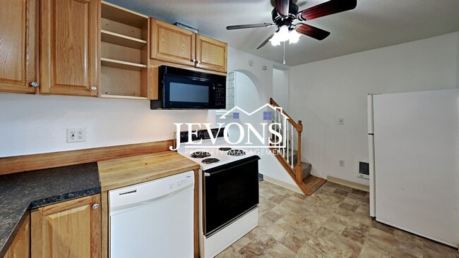 Building Photo - Two-story home in a walkable location, just minutes from Yakima Valley College, featuring long dr...