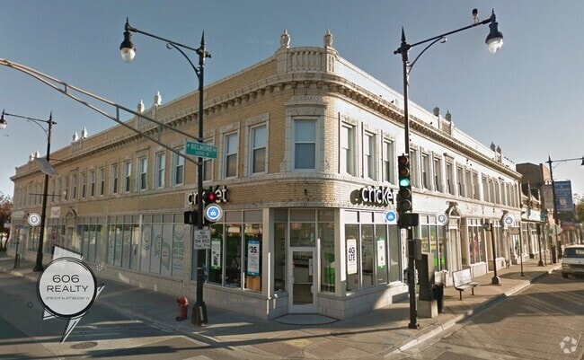 Building Photo - 5556 W Belmont Ave Rental