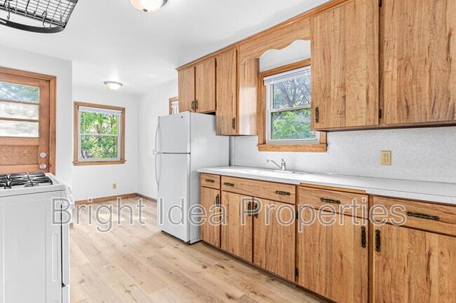 Photo - 83 Winona St E