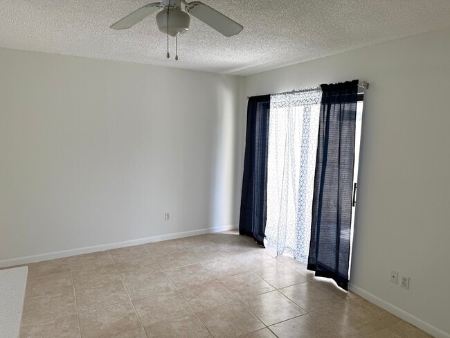 Photo - 629 Executive Center Dr Unidad J103