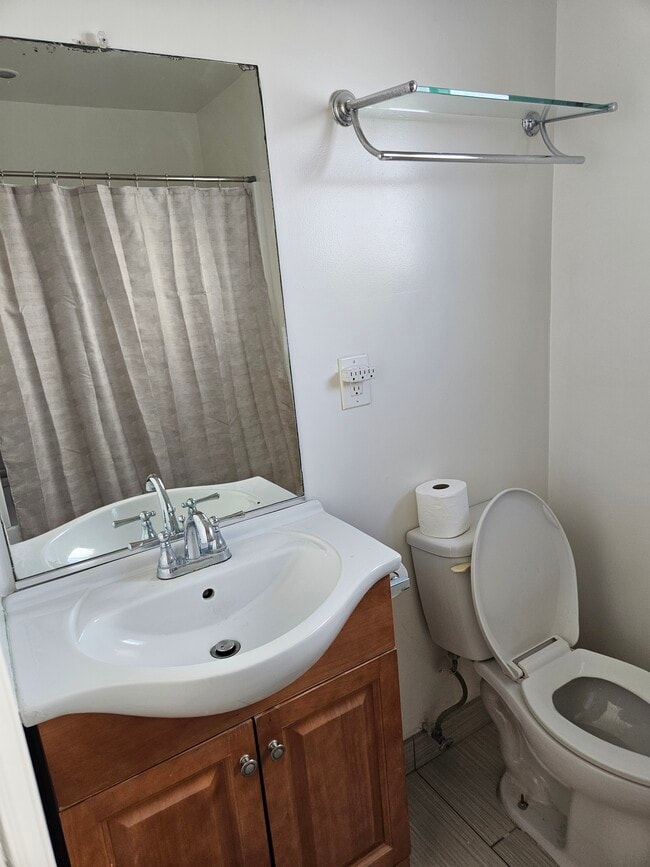 Bright bathroom with tub/shower - 6043 Romaine St