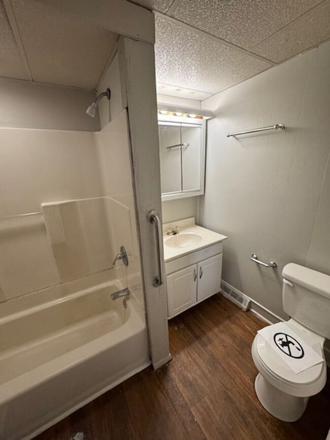 Photo - 627 Kenwood Ave Unit 627 Kenwood #1