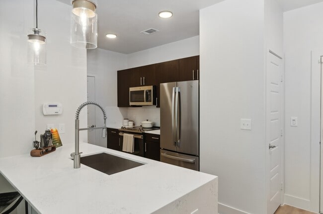 Interior de la cocina estilo estadio de béisbol - AMLI at the Ballpark