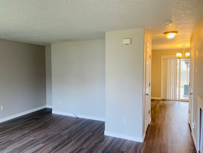 812 Lark Dr