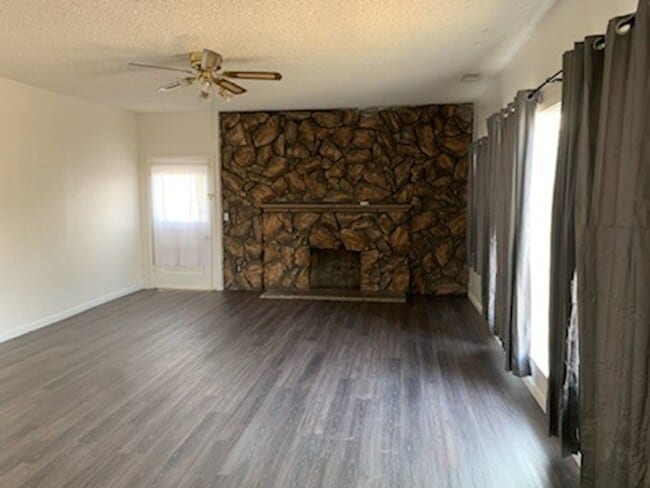 Building Photo - Fresh Interior