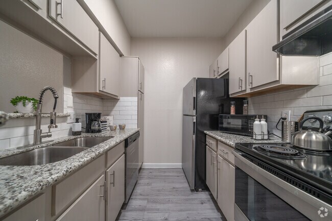 1BR, 1BA - 650SF - Kitchen - Green Tree Place