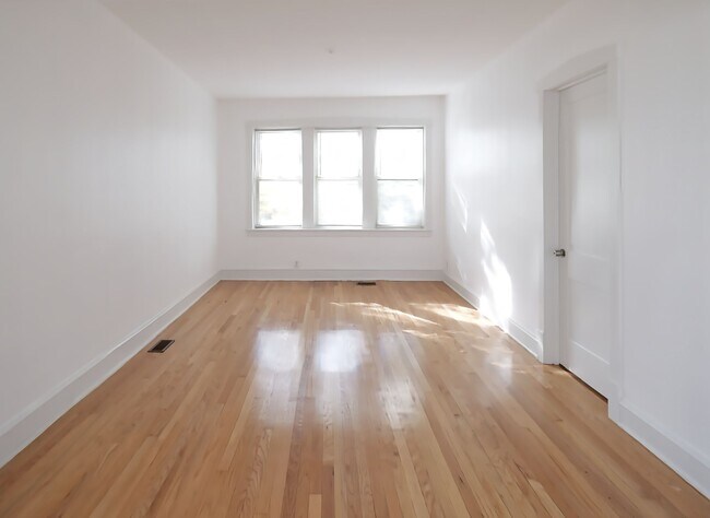 Photo - 5004 W Armitage Ave Unidad 2F