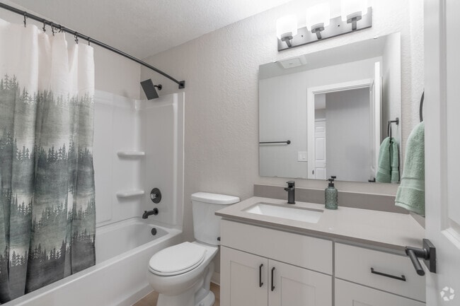 2BR, 2BA - 1000SF - Bathroom