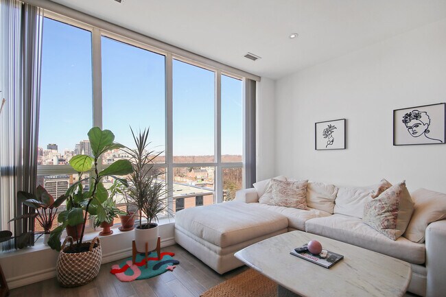 Photo - 980 Yonge St