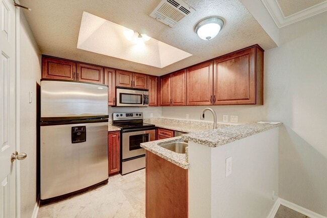 Building Photo - READY TO TOUR NOW! Great Townhouse with 2 Bedrooms 2 Bath!