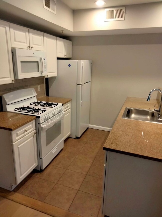 Building Photo - 52 Imlay St Unit 2a