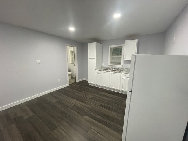 Building Photo - Wow! Unit C