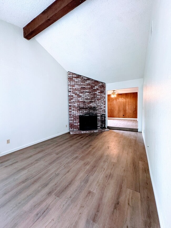 Building Photo - Spacious 2 Bedroom Duplex in Sacramento Rental