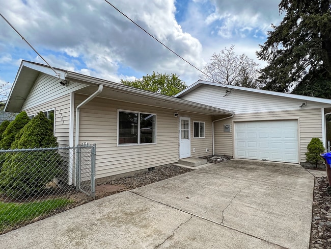 Building Photo - Immaculate 3-bed, 2-bath Ranch~Newly Renov... Rental