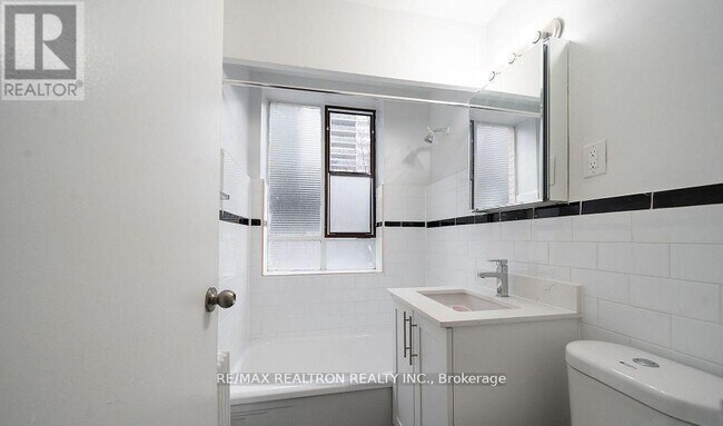 Photo - 77 Erskine Ave Unit M7