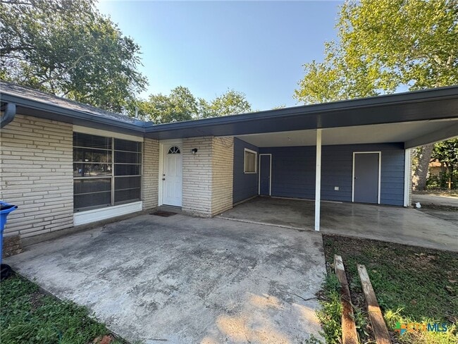 Building Photo - 813 Burges St Rental