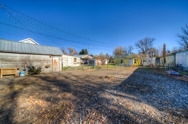 Photo - 318 First Ave E