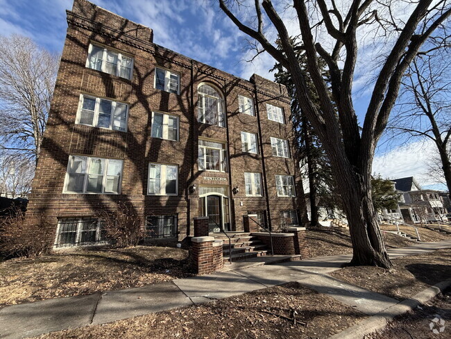 Building Photo - South Facing Sun Filled Vintage Apartment ... Unit 106