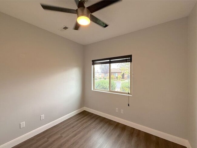 Photo - 4 bed, 2.5 bath duplex unit w/2 car garage