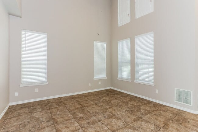 Photo - 433 Raintree Cir