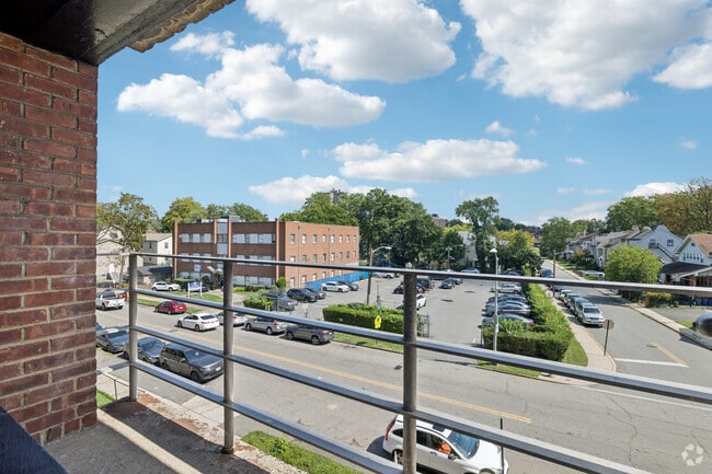 1BR, 1BA - 530SF - Balcony