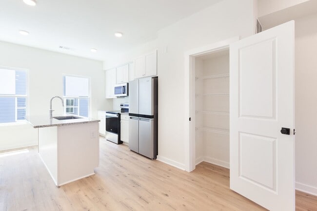 Building Photo - Newly Constructed 3/3.5 located in Chosewood Park!