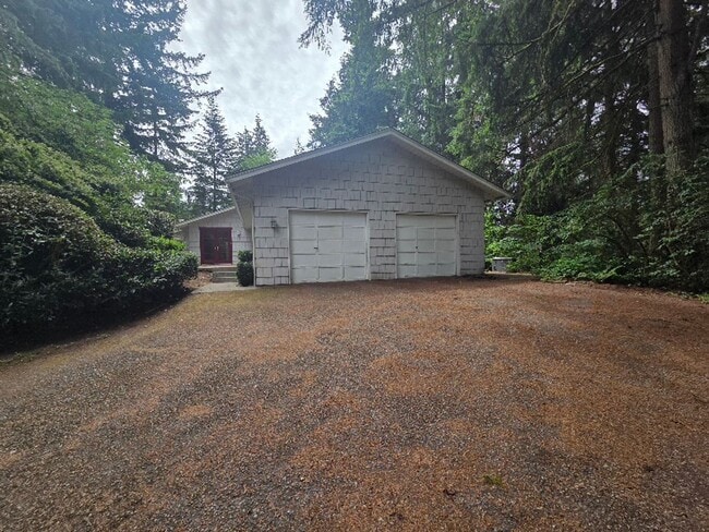 Building Photo - Private 4 Bedroom / 2.5 Bath Bridle Trails Acerage Property
