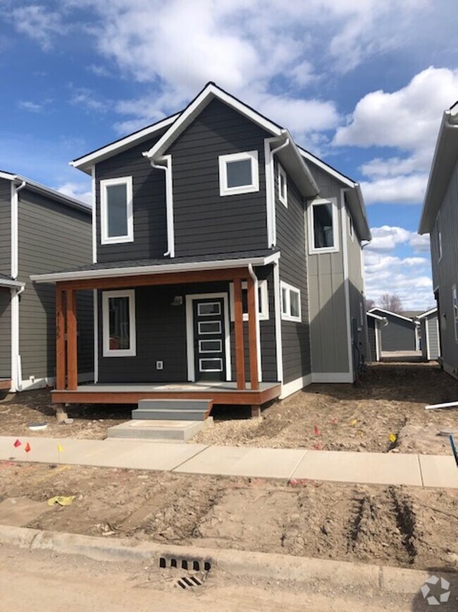 Building Photo - Beautiful  new 3 bedroom 1 bath and 1/2 in... Rental