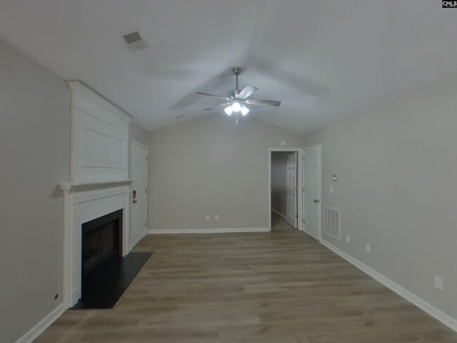 Photo - 562 Chisolm Way