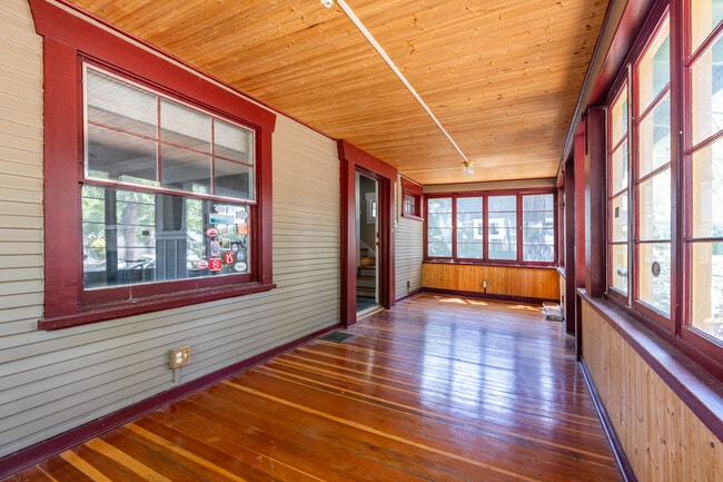 1221 Main St
