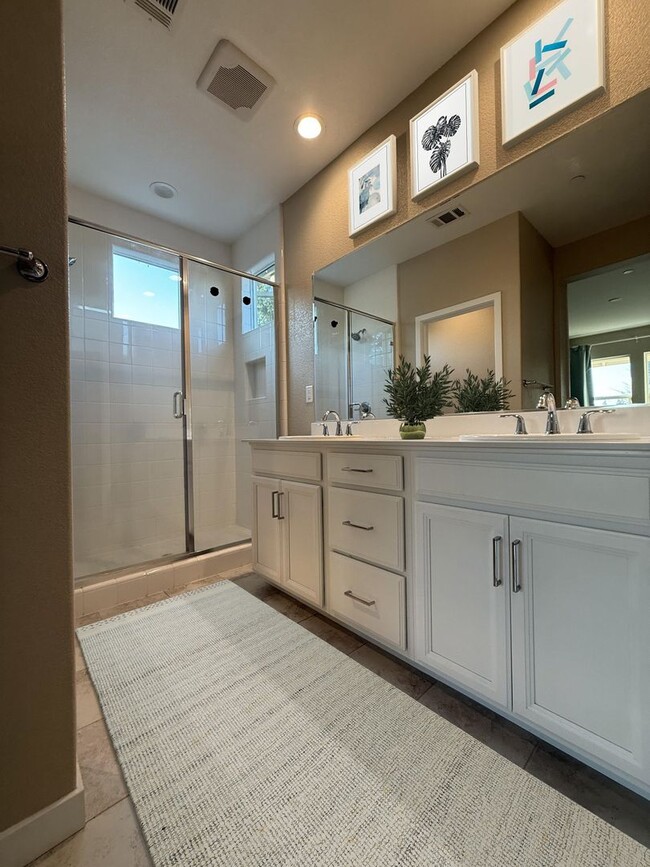 Photo - Stunning 3 bedroom and 2.5 bathroom home in McKinley Village!