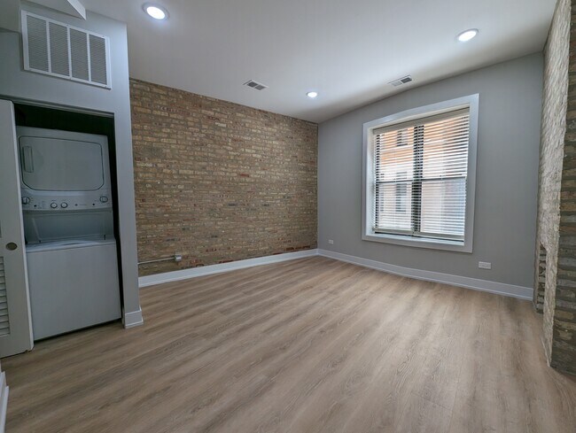 Photo - 440 W Belden Ave Apartments