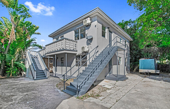 Building Photo - 723 21st St Unit B Rental