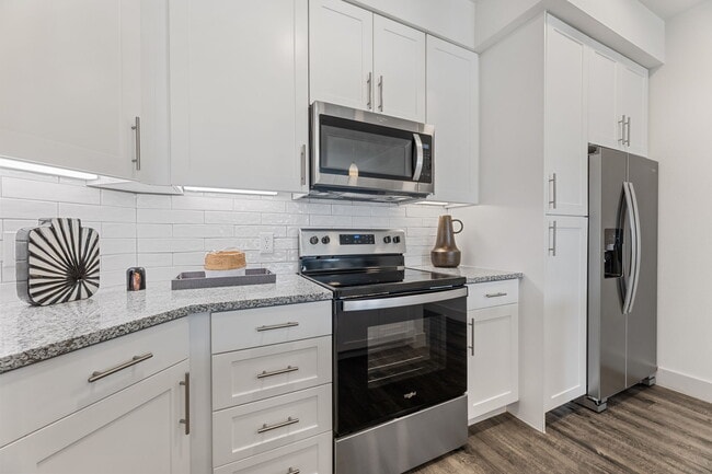 1BD, 1BA - 729 SF - Kitchen - Lakecrest Apartments