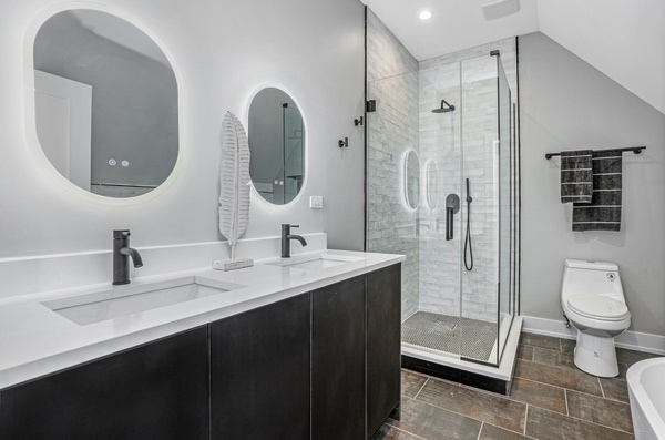 Main bath - 3330 S Indiana Ave Unit 2s