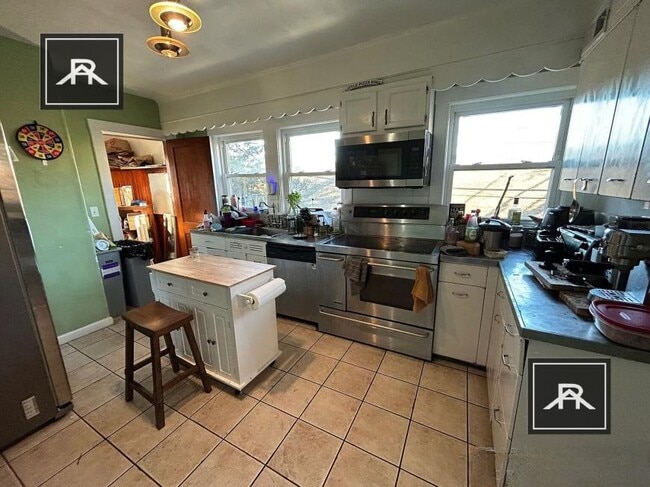 Building Photo - 4 bedroom in Newton MA 02467 Unit 2 Rental
