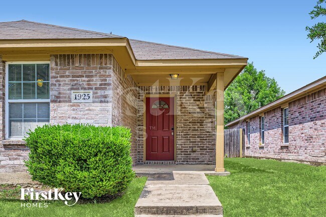 Photo - 1925 Cross Oaks Dr