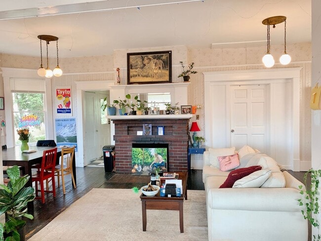 Photo - PRELEASING: Classic N Garden 6 bdrm/3 bath near WWU North Campus