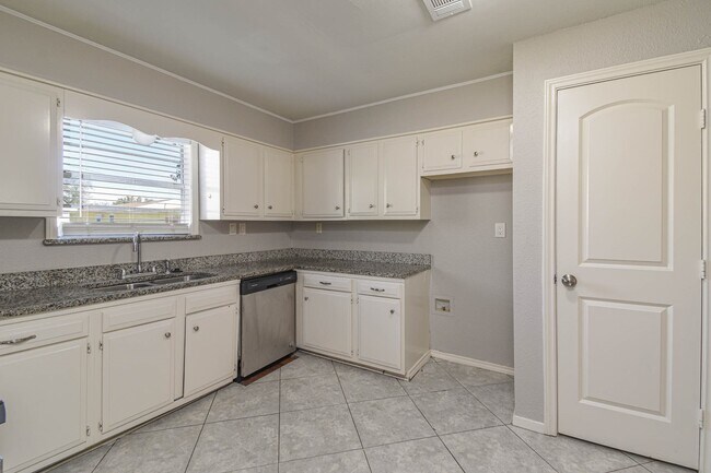 Photo - 208 17th Ave N