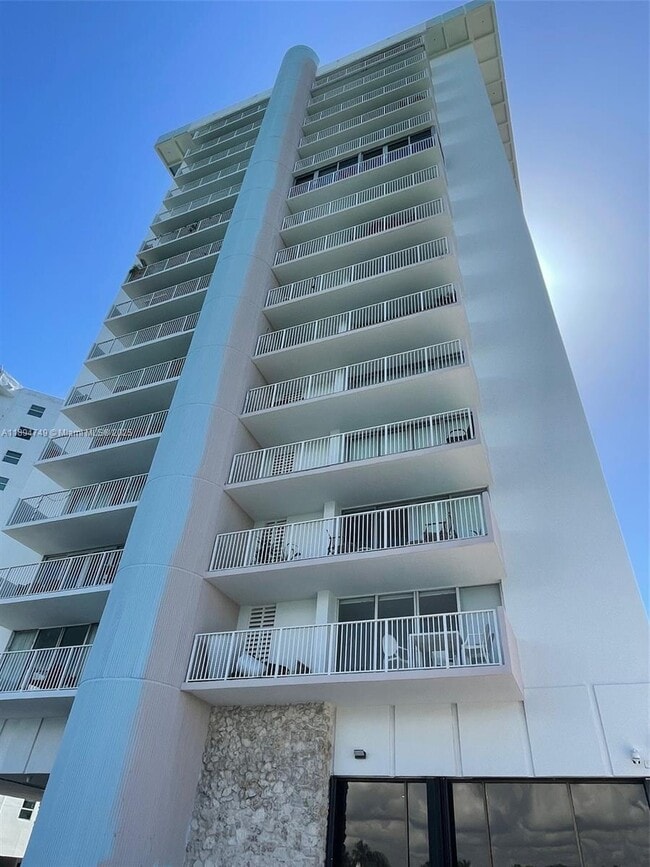 Building Photo - 5838 Collins Ave Unit 5H