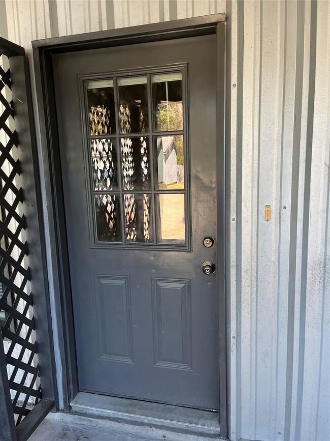 Building Photo - 18222 Bonnie Alice Dr Unit B