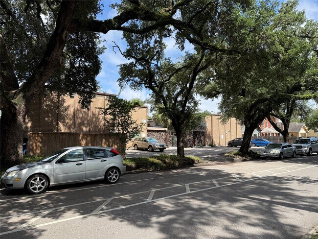 Building Photo - 1530 Heights Blvd Unit 19