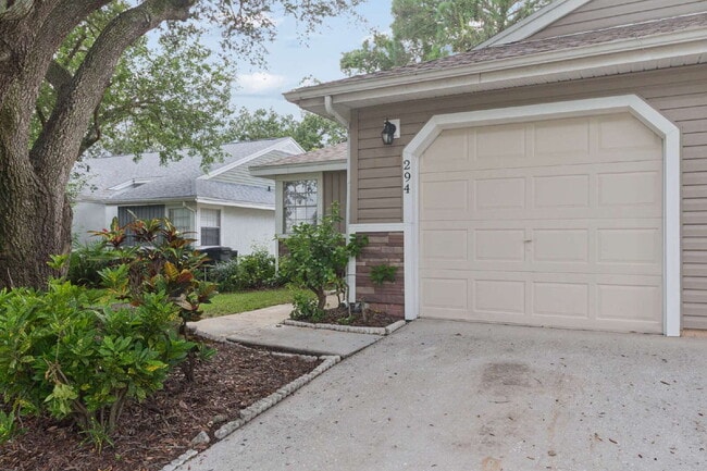 Building Photo - This 3/2 Beautiful Villa-Style Condo on Desirable Coverplace Community of Palm Harbor!