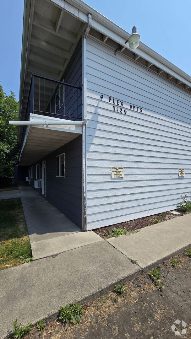 Building Photo - 2 Bedroom Lewiston Orchards Apartment Unit 4