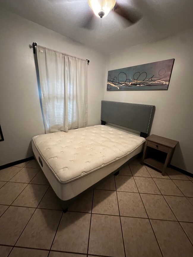 Building Photo - 6913 Cocos Dr